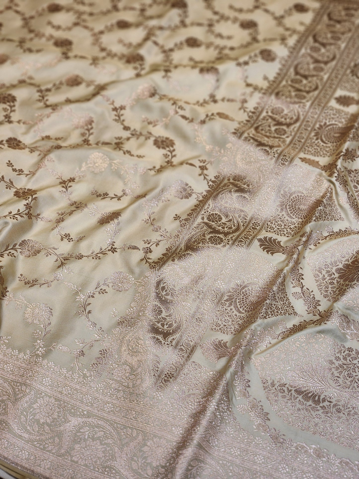 Off white Mashru Silk Banarasi Saree With Jaal Pattern