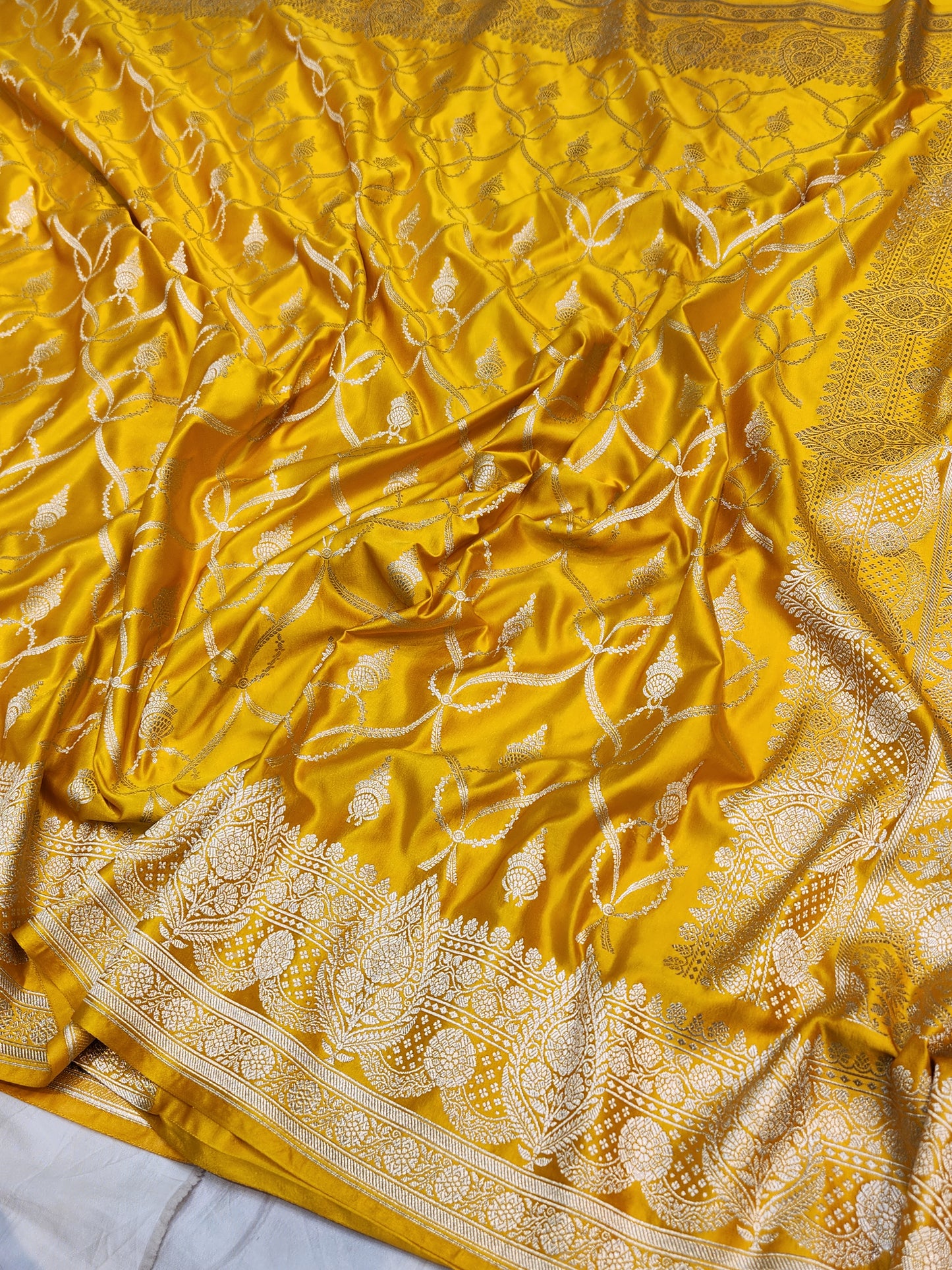Mesmerizing Gold Mashru Silk Saree
