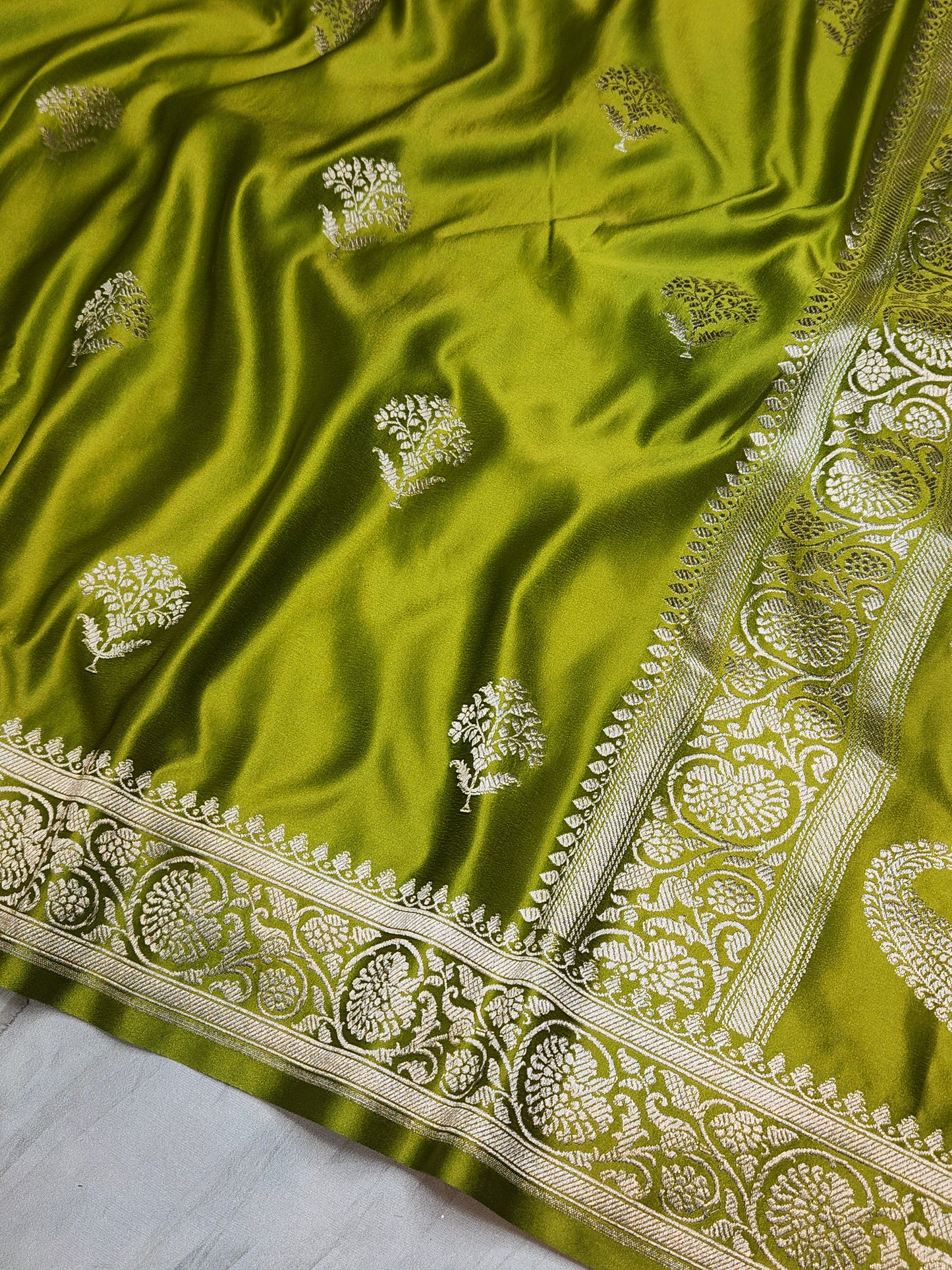 Mesmerizing Mehandi Green Mashru Silk Saree