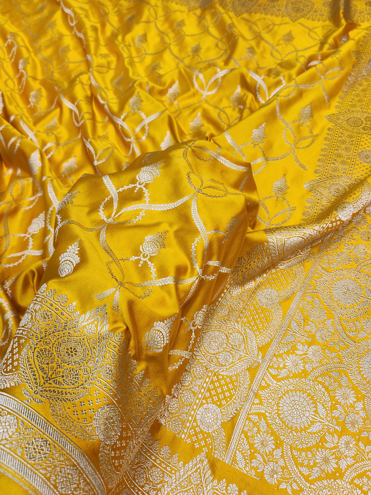 Mesmerizing Gold Mashru Silk Saree