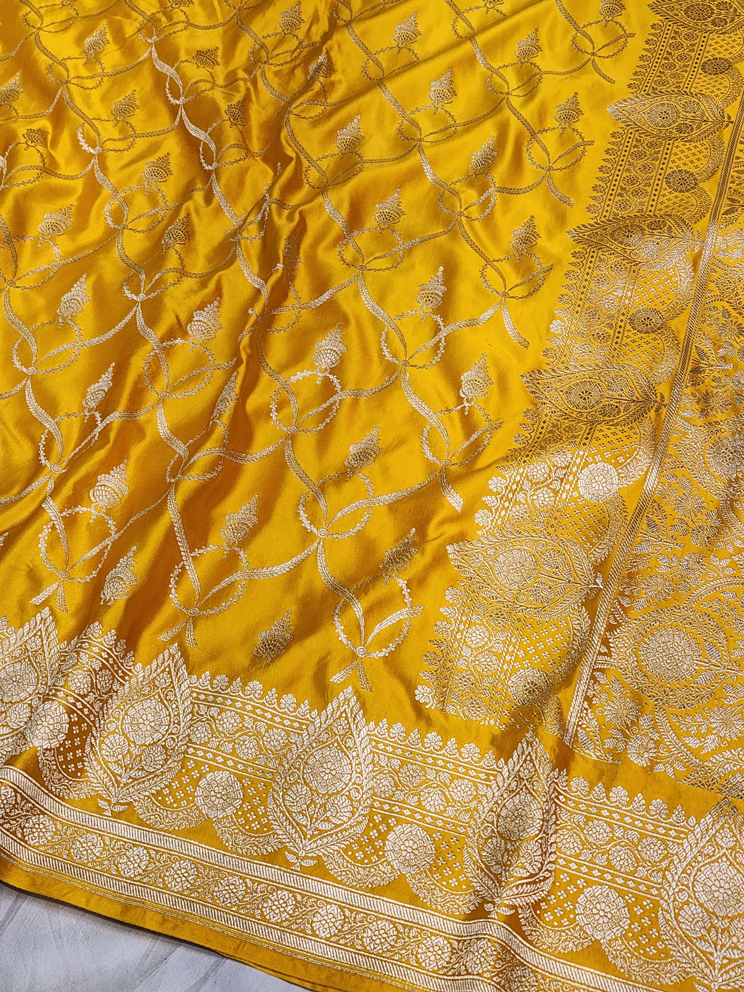 Mesmerizing Gold Mashru Silk Saree