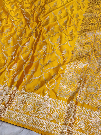 Mesmerizing Gold Mashru Silk Saree
